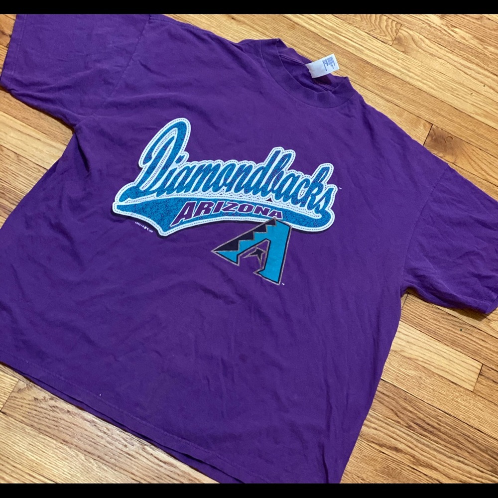 Arizona Diamondbacks graphic t-shirt.